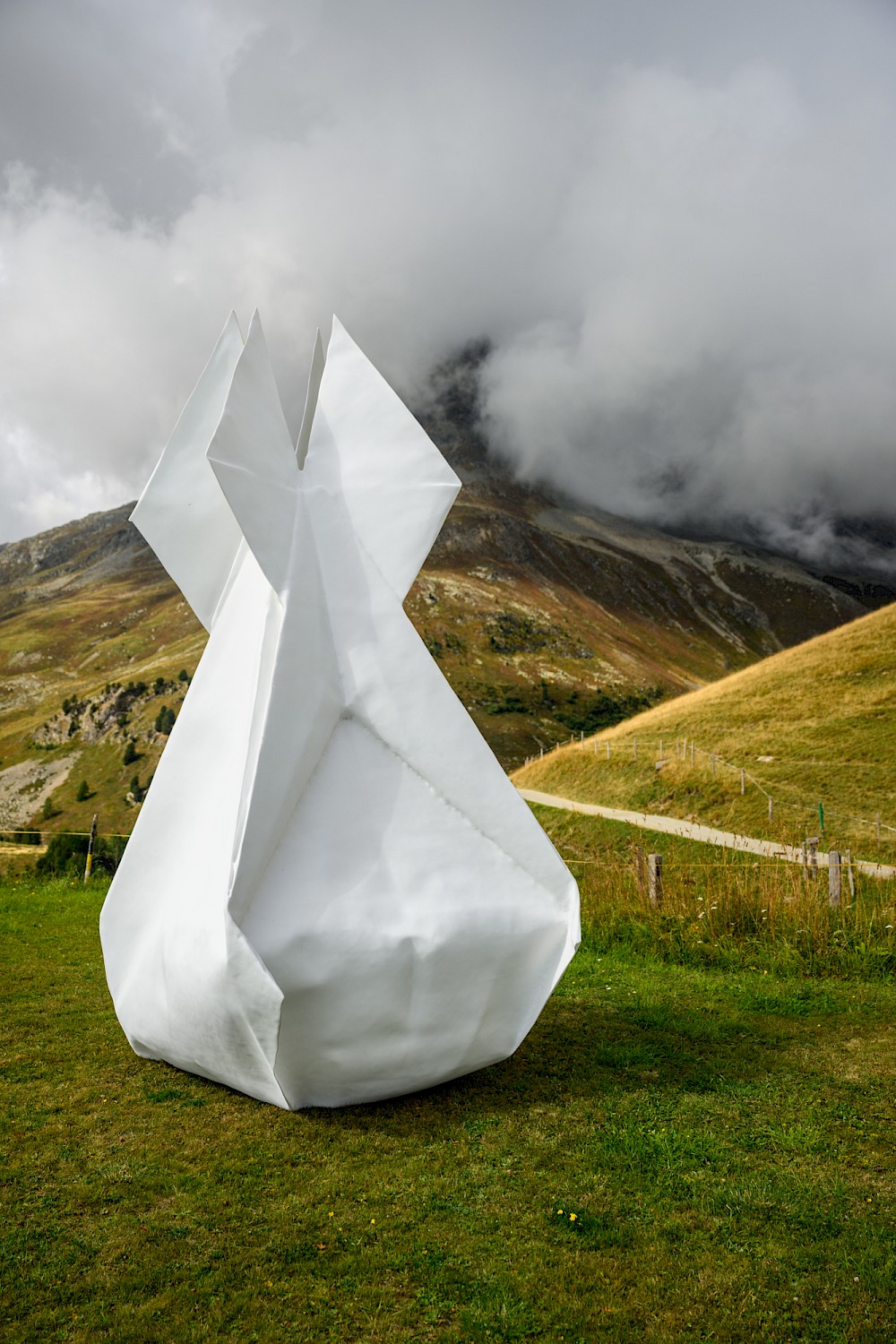 Nezilla: Paperbomb, 2022, sculpture, Paradiso, St. Moritz, Suisse