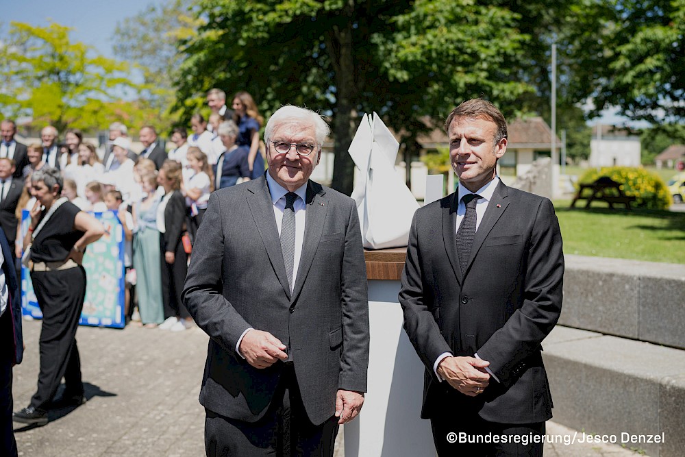 Bundespräsident Frank-Walter Steinmeier überreicht dem französischen Präsidenten Emmanuel Macron die Miniaturausgabe der PAPERBOMB als Symbol der Erinnerung und Versöhnung
