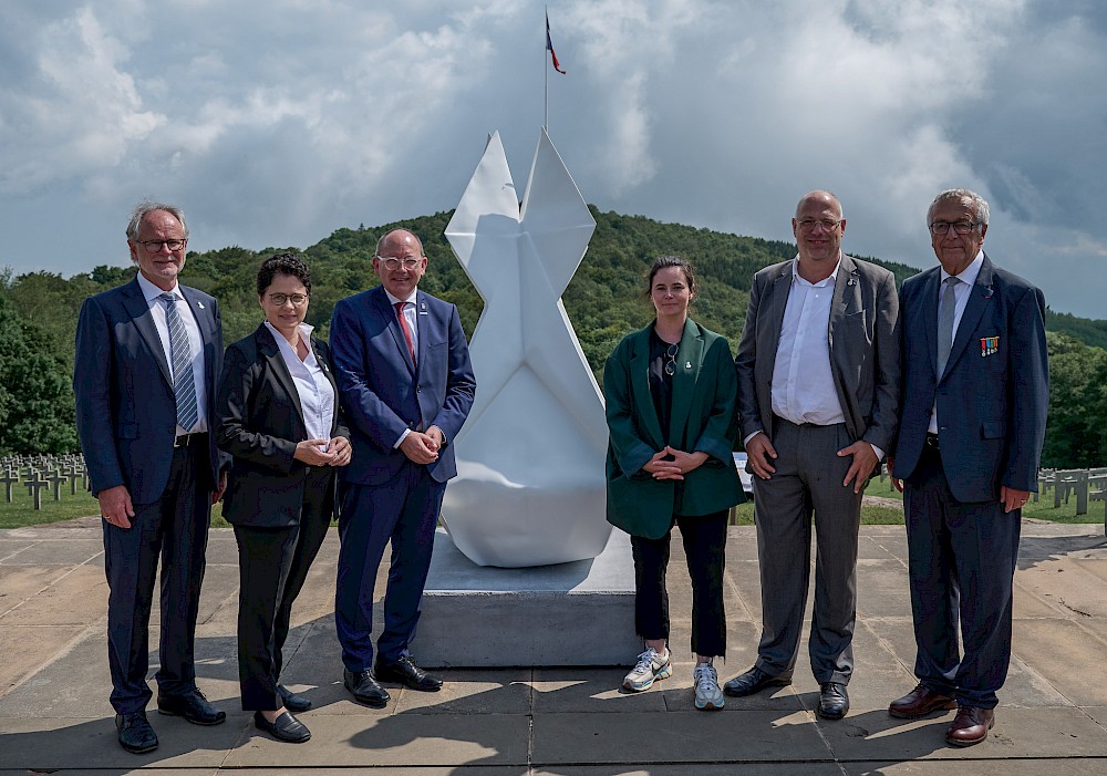 V.l.n.r. Helmut Augustin, Präsident des Salon Diplomatique, Marion Gentges, Justizministerin des Landes Baden-Württemberg, Christian Specht, Oberbürgermeister der Stadt Mannheim, Künstlerin Nezilla, Folker Zöller, Honorarkonsul von Frankreich und Jean Klinkert, Präsident der Gedenkstätte Hartmannswillerkopf